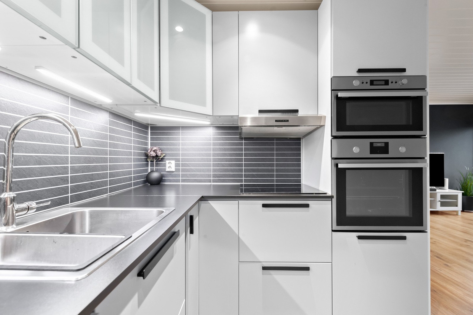 Integrerte hvitevarer på kjøkkenet Galleribilde