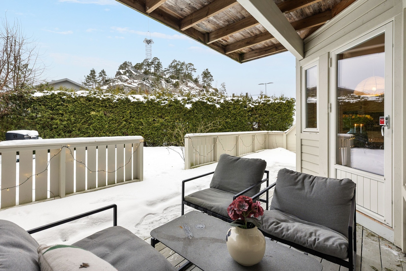 Hagen er opparbeidet med gressplen, hekk i front og hekk mot nabo. Terrassen er delvis overbygd. Galleribilde