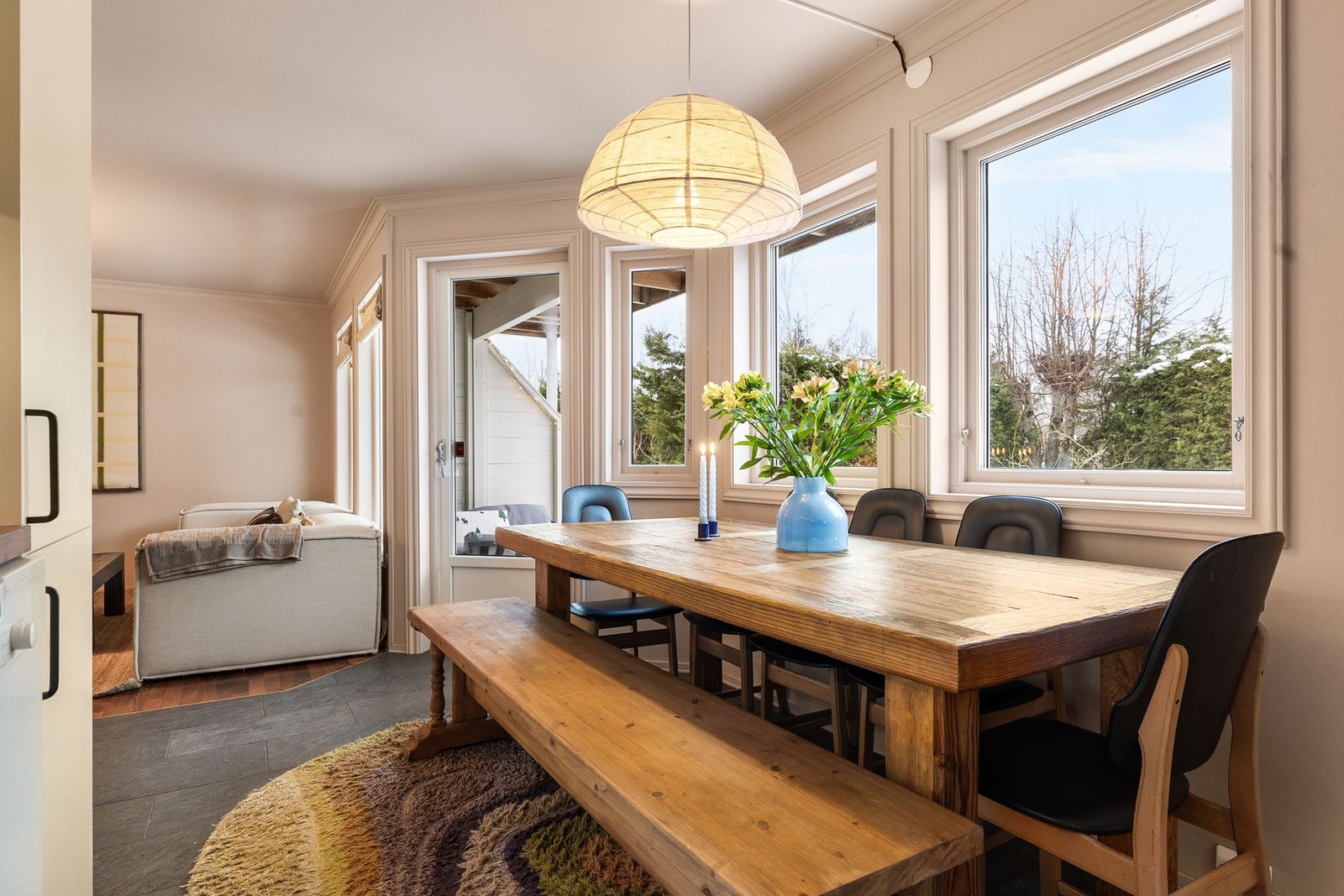 Innbydende spiseområde med flere vinduer som gir godt med naturlig lys. Galleribilde