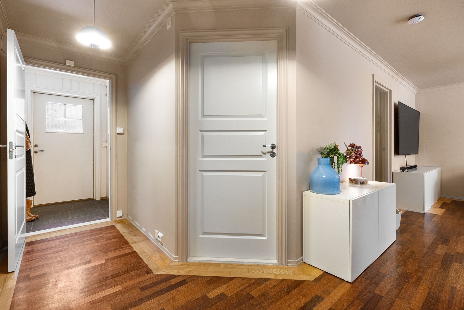 Romslig gang med plass til ytterligere oppbevaring Galleribilde