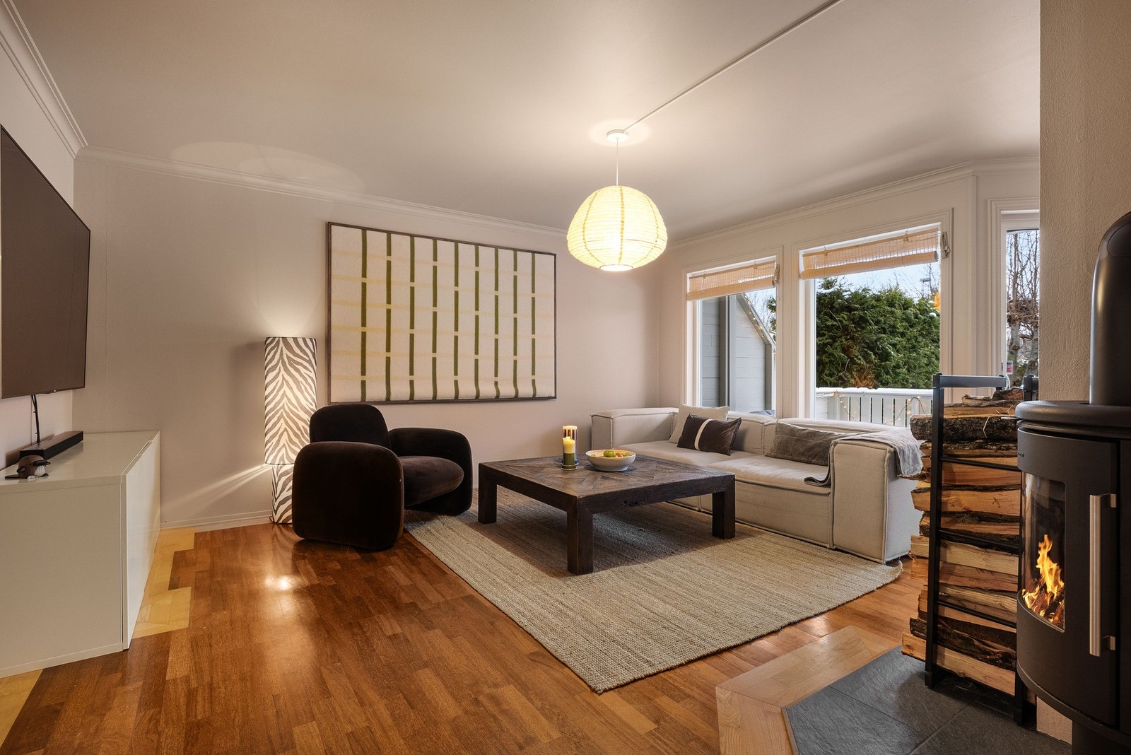 Stuen er koselig med store vinduer og utgang til terrasse. Galleribilde