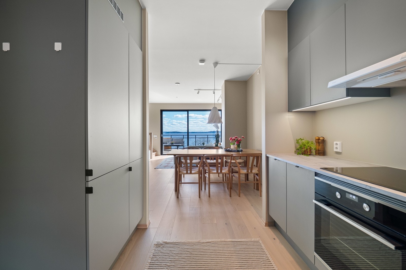 Åpen løsning mellom stue og kjøkken Galleribilde