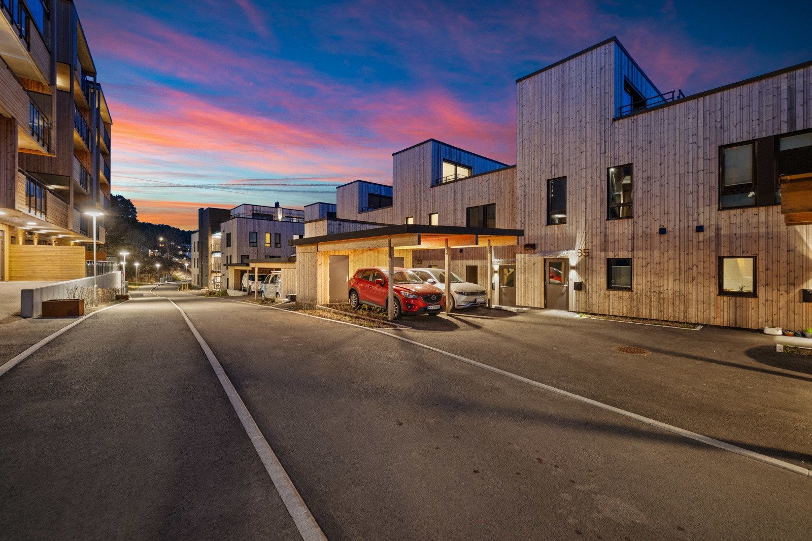 Dette er et nyere, lekkert rekkehus over 3 plan på Hurum Brygge Galleribilde