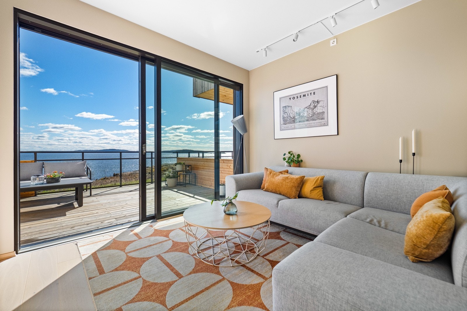 Utgang til solrik terrasse på 16 kvm Galleribilde