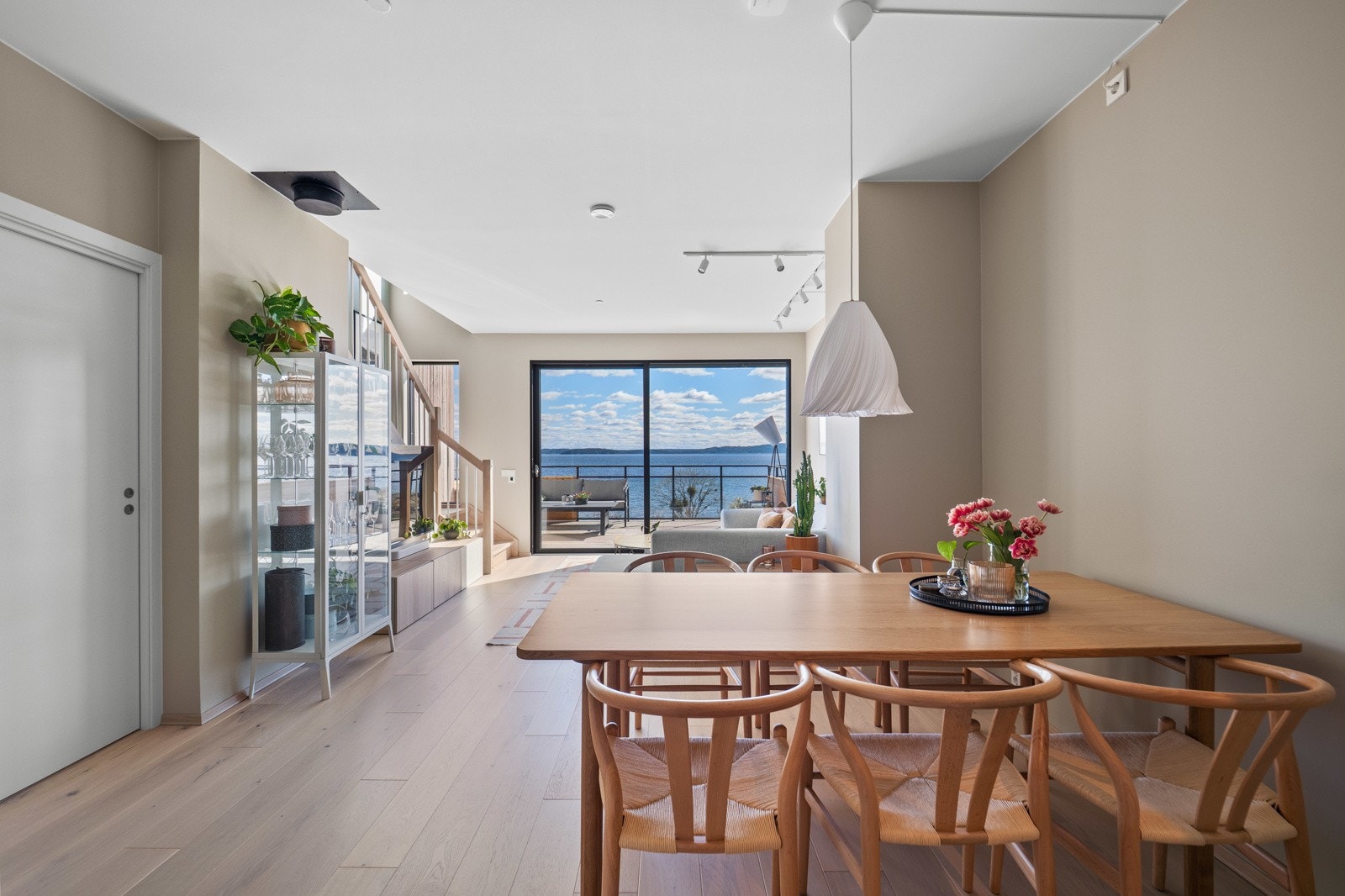 Boligen holder god standard med lyse og delikate farger, og med rikelig innslipp av naturlig lys Galleribilde