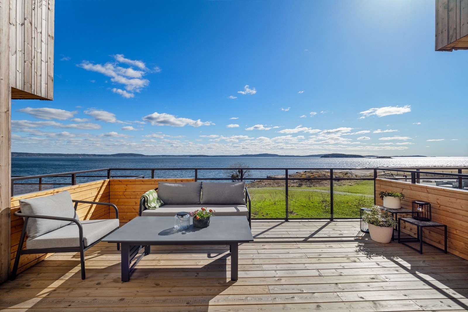 Rekkehuset ligger i første rekke mot vannet med stranden rett på nedsiden Galleribilde