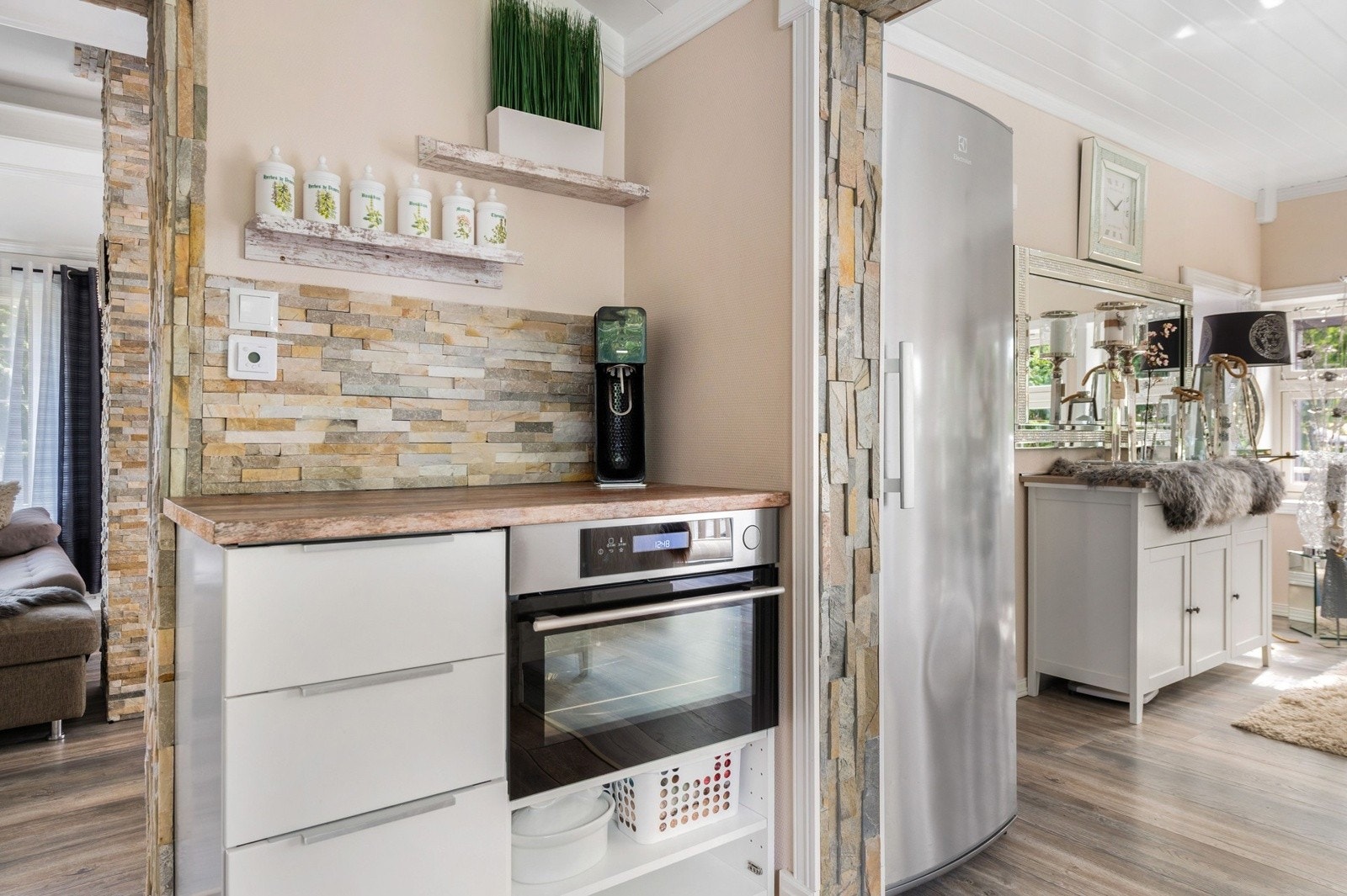 Kjøkkenet er utstyrt med medfølgende integrerte hvitevarer som nedfelt platetopp, stekeovn og mikrobølgeovn. Galleribilde