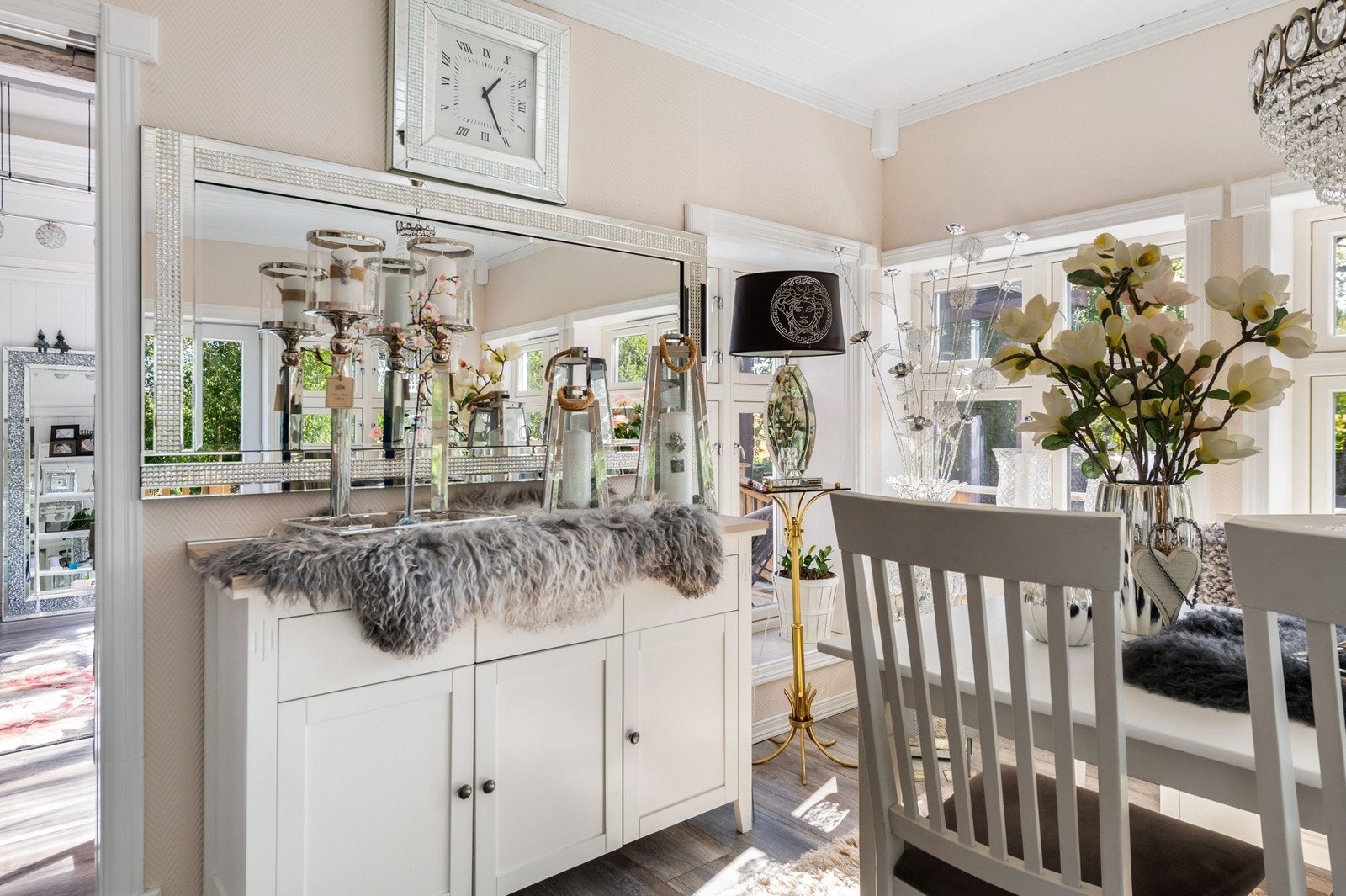 Det gjøres oppmerksom på at tilbygget del fra 2023 ikke er byggesøkt/godkjent hos kommunen. Galleribilde