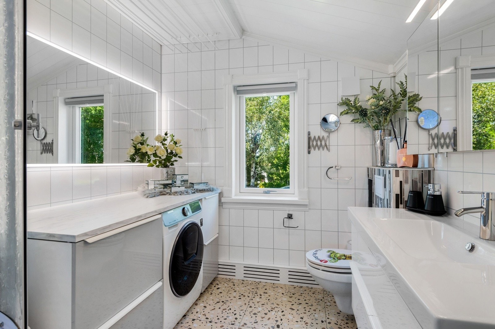 Lyst og pent baderom fra ukjent eksakt årstall med enkelte oppgraderinger utført i 2025 (ifølge huseier). Galleribilde