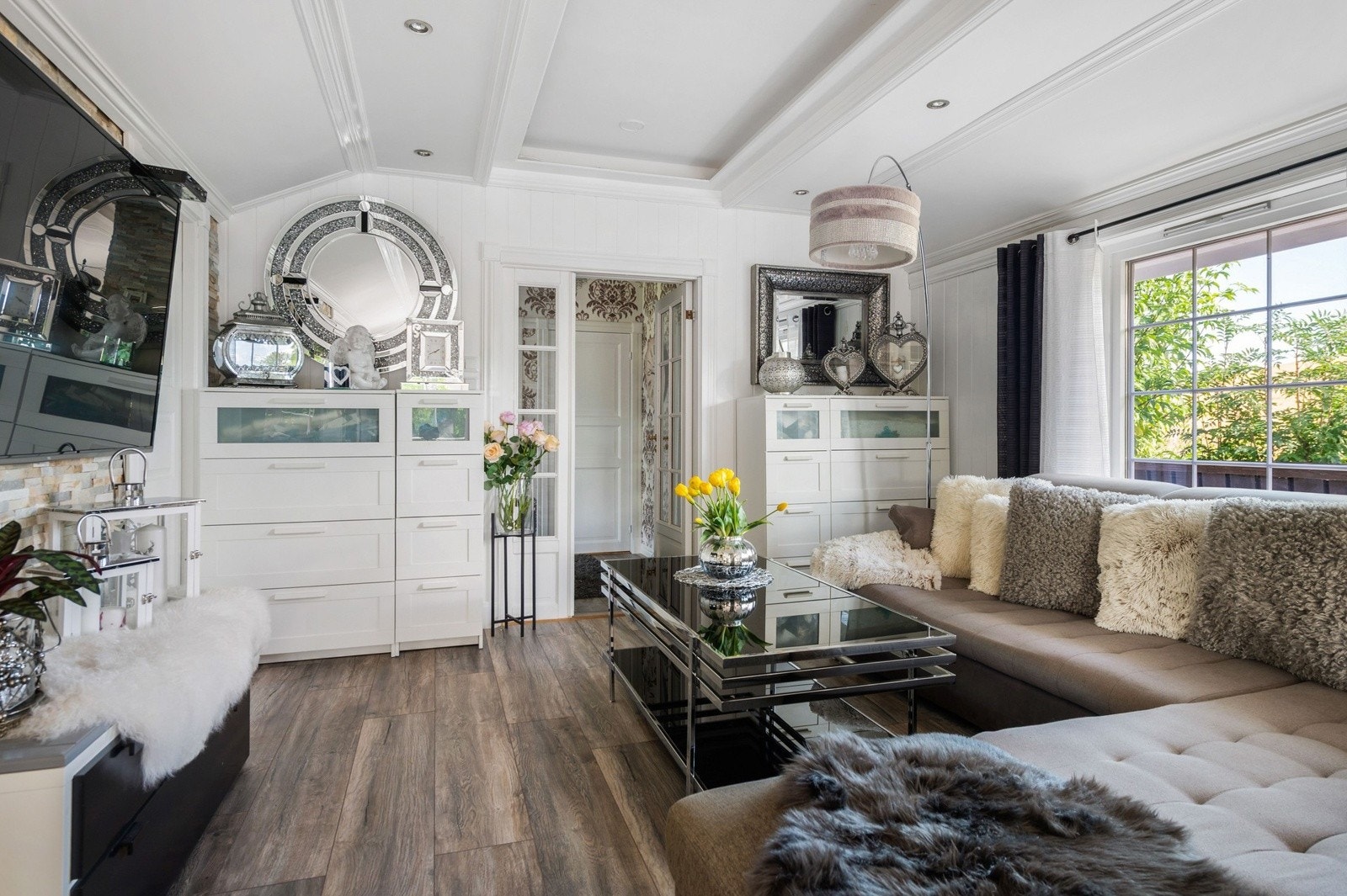 I stuen er det plass til sofagruppe med salongbord, tv-benk og annet ønskelig møblement. Galleribilde