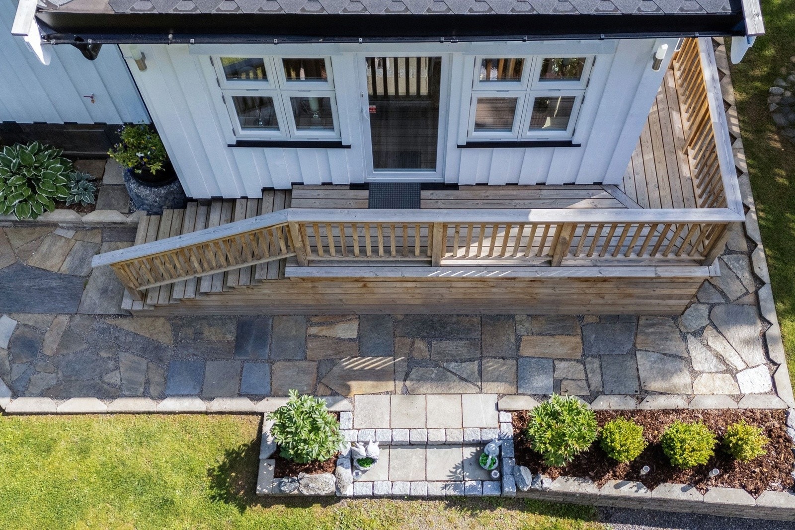 Fra spisestuen er det utgang til terrasse med trapp ned til hagen. Galleribilde