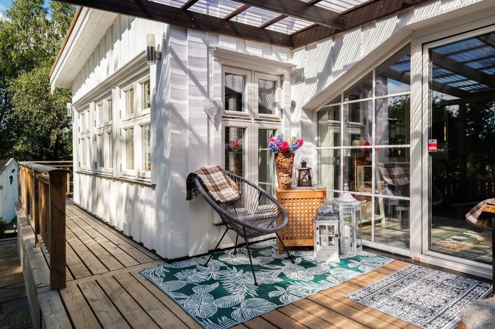 Terrassen har terrassebord på gulv og god plass til sittegrupper etter eget ønske. Det er også montert utebelysning. Galleribilde