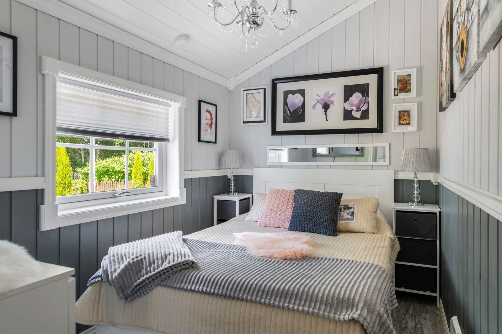 Sjarmerende hovedsoverom med plass til dobbeltseng med tilhørende nattbord, samt kommode. Galleribilde