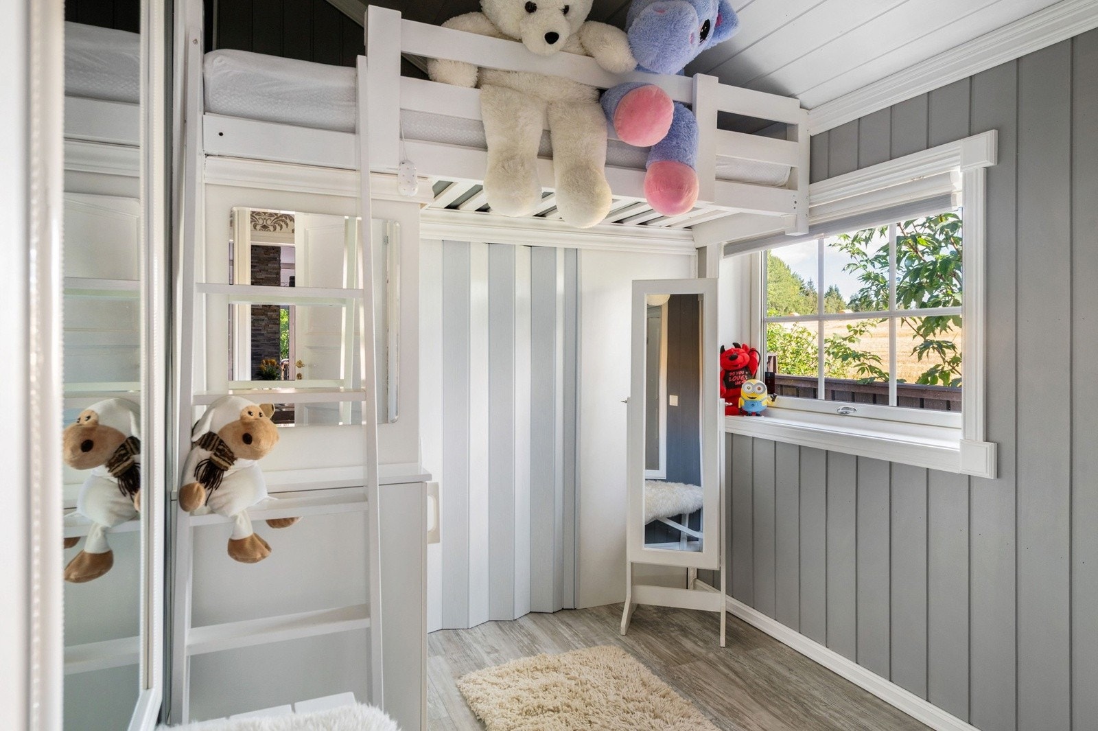 Soverom 2 er i dag innredet som et barnerom med en praktisk sovehems. Galleribilde