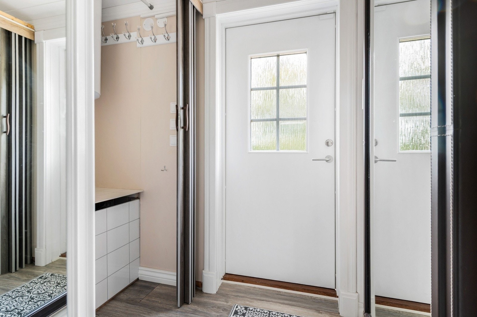 Når du entrer hytta kommer du inn i en praktisk entré med oppbevaringsplass i garderoberom/bod, Galleribilde