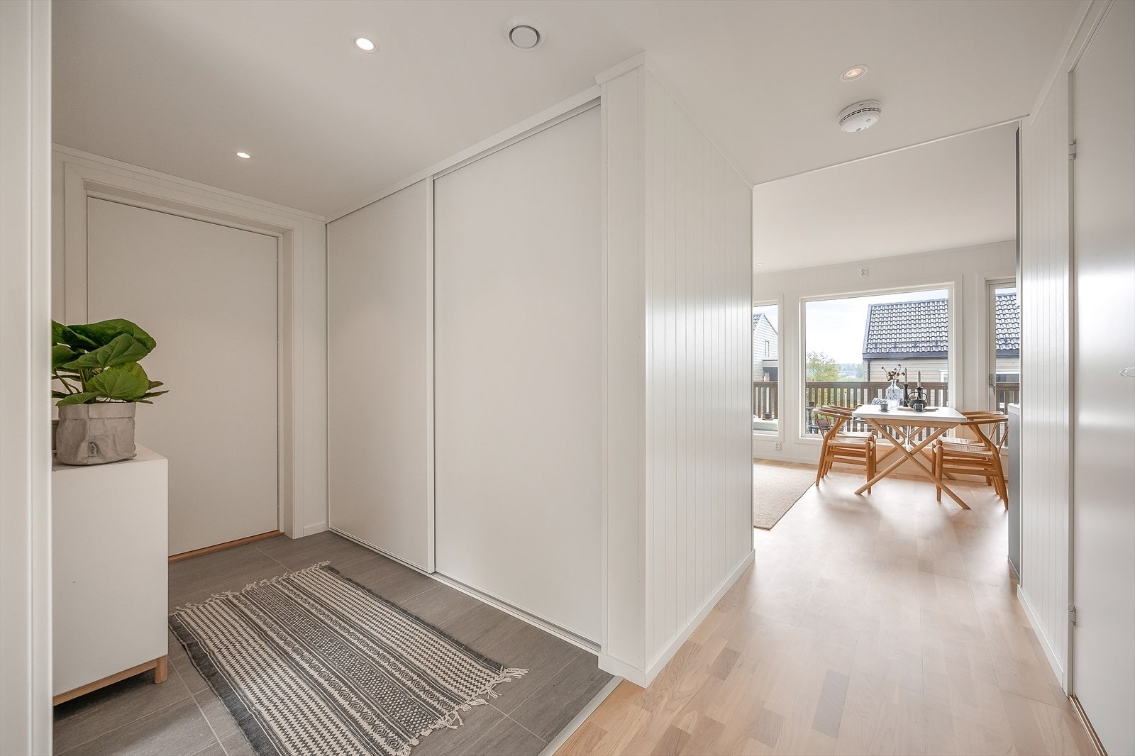 Gangen leder deg videre inn mot det åpne oppholdsrommet. Galleribilde