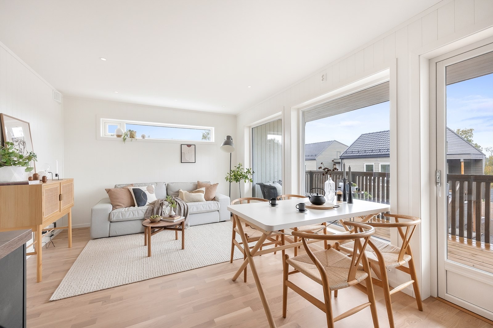 Det er en naturlig sone for spisebord mellom kjøkkenet og stuen. Galleribilde