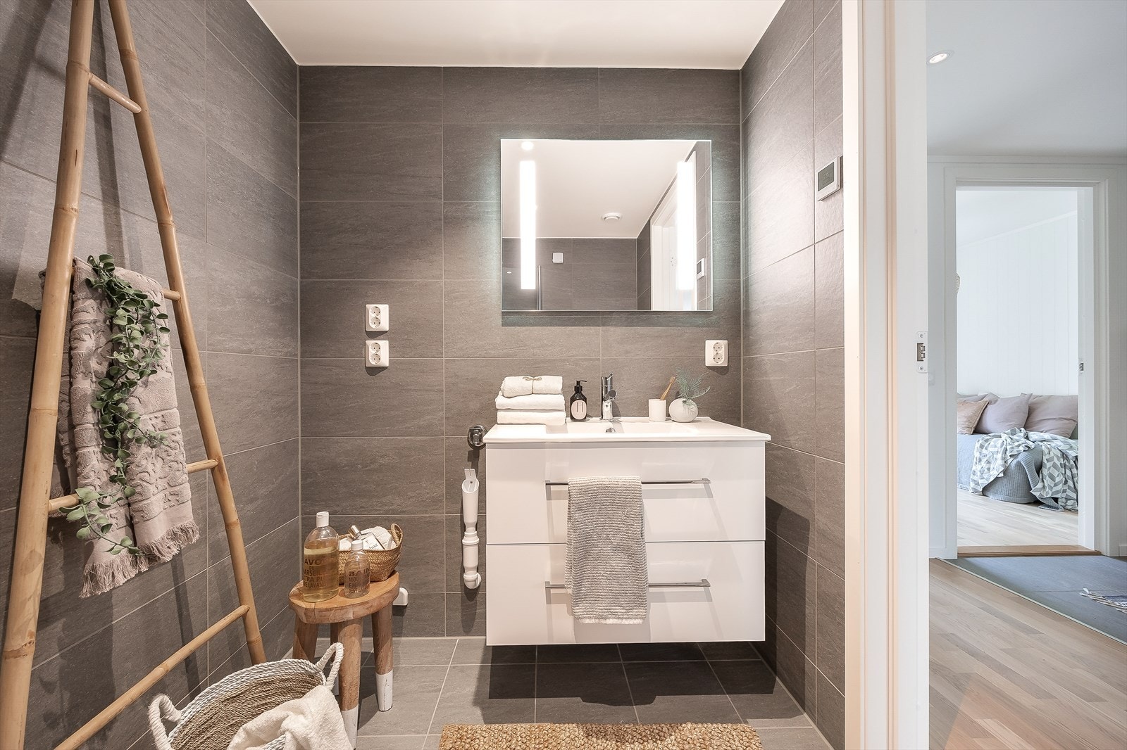 Servantinnredning med skuffer, heldekkende servant og speil med integrert belysning. Galleribilde