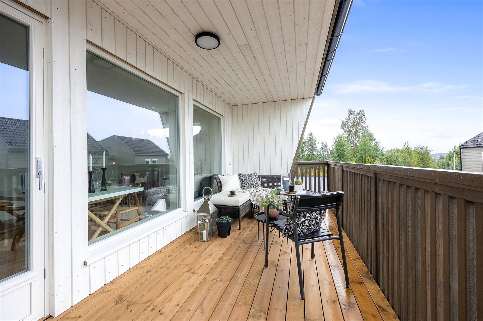 Balkongen er dekket med impregnert trevirke og har et spilerekkverk i tre. Galleribilde