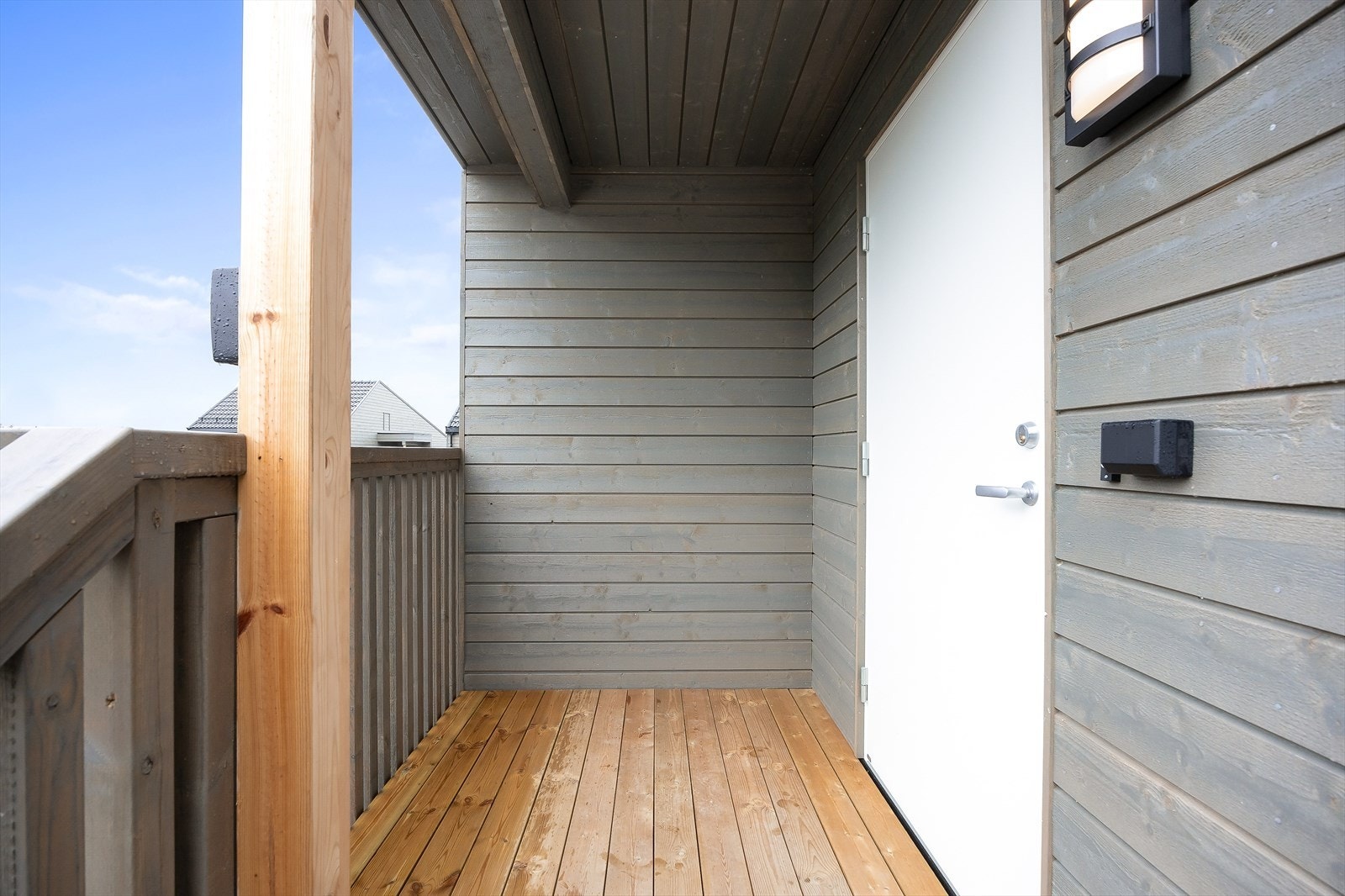 Leiligheten ligger i 2. etasje med adkomst via utvendig trapp. Galleribilde