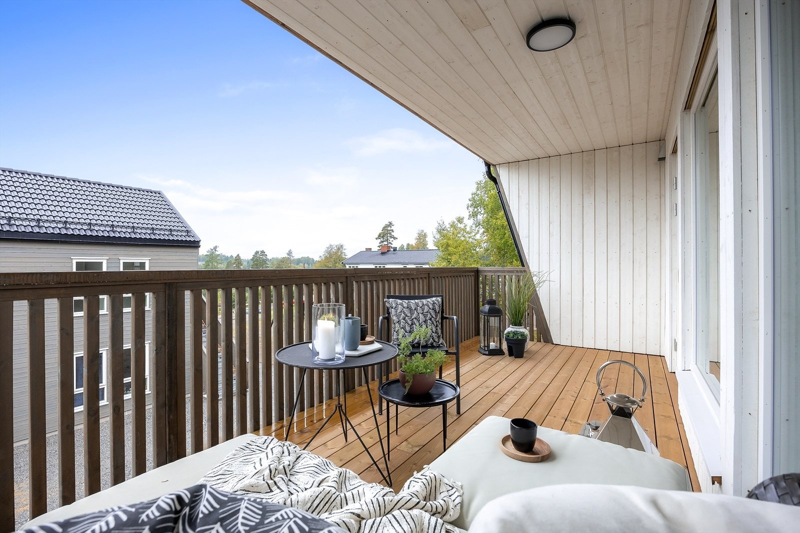 Balkongen er overbygget, som gir ly for vær og vind. Galleribilde