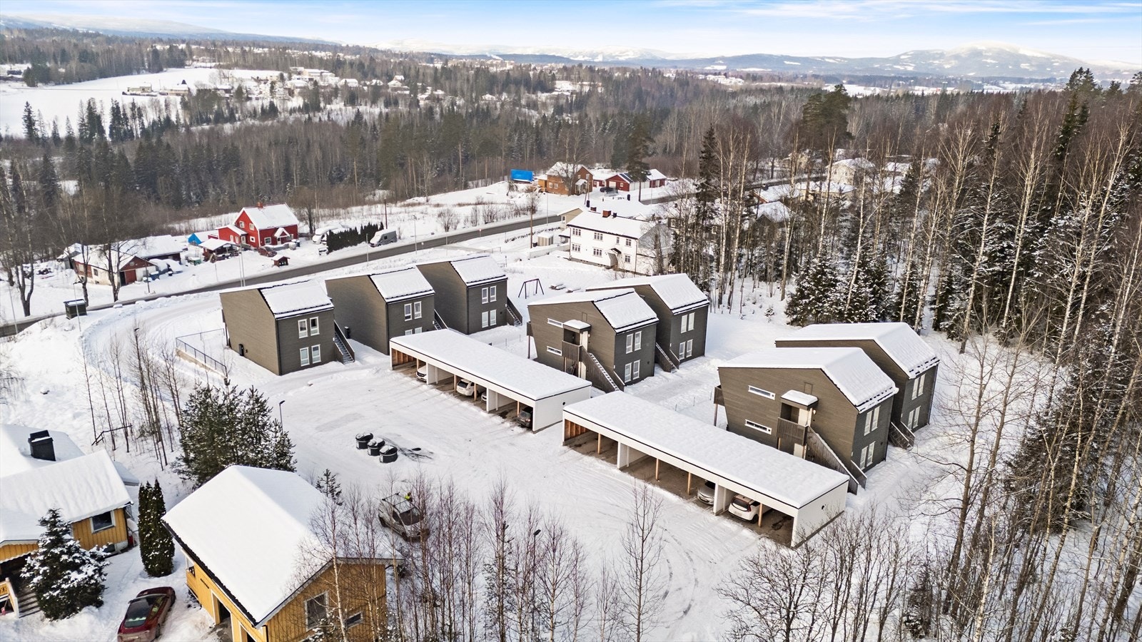 Området byr på gode turmuligheter i skog og mark rett utenfor døren. I tillegg kjøres det skiløyper på jordene rett ved leiligheten. Galleribilde