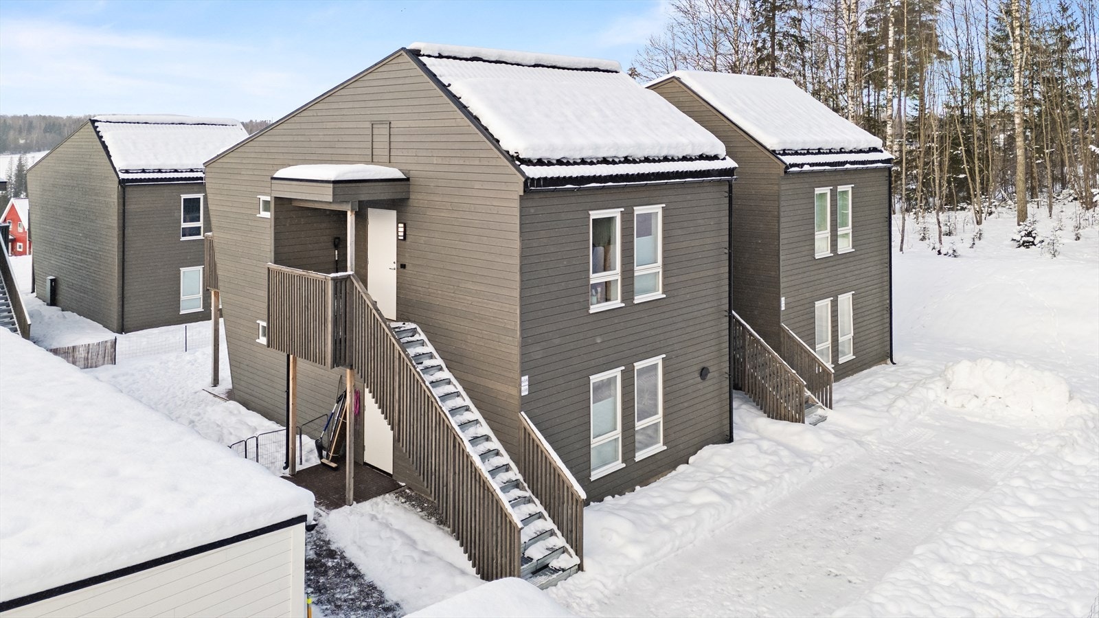 Fellesarealene er pent opparbeidet med gruslagte adkomstveier. Galleribilde