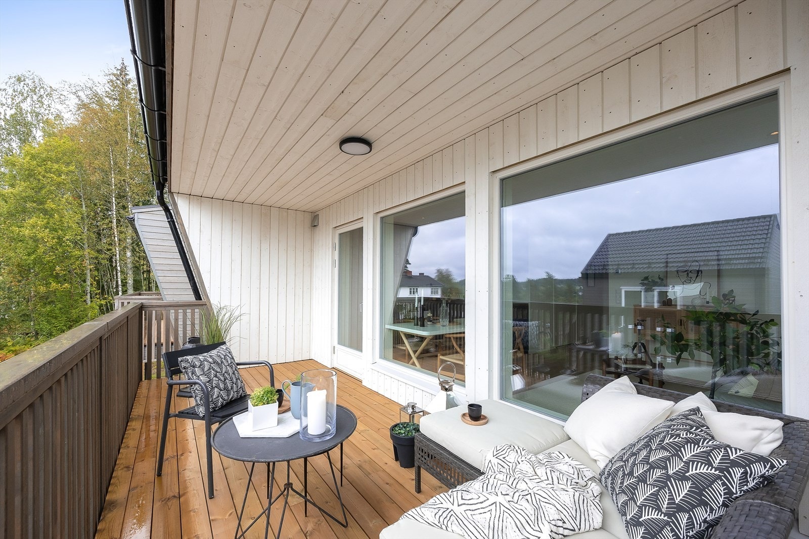 De store vindusflatene gir en god forbindelse mellom inne- og uterommet. Galleribilde