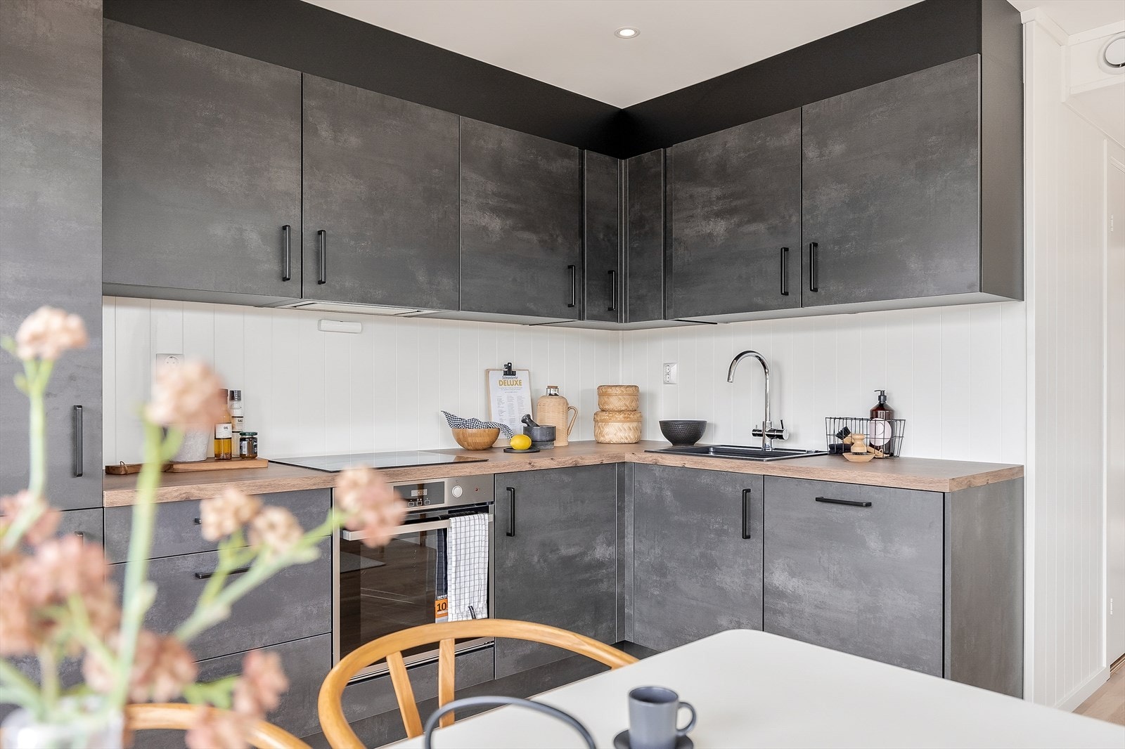 Godt med skap- og benkeplass gjør kjøkkenet både funksjonelt og stilrent. Galleribilde