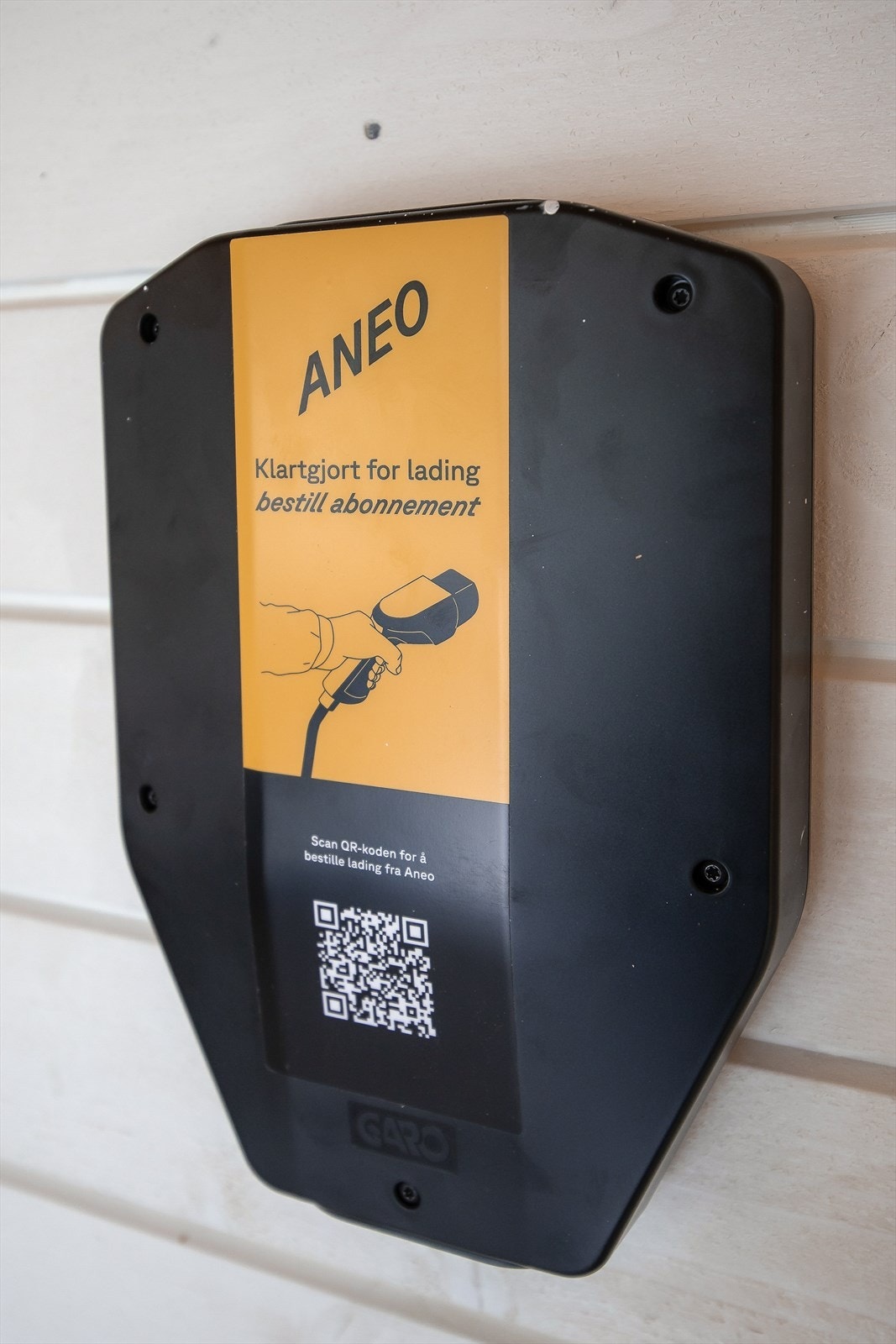 Det er montert opplegg for elbillader på den tildelte carport-plassen. Galleribilde