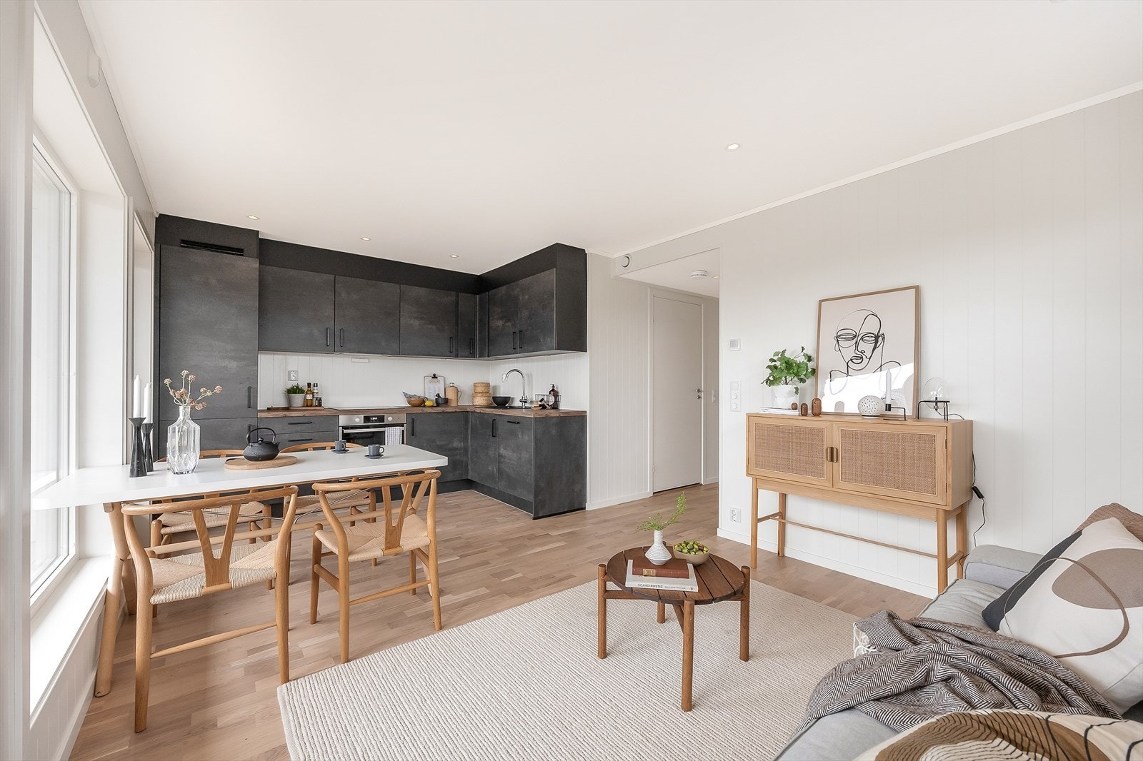 Oppholdsrommet er lett å møblere med plass til både sofagruppe og spisebord. Galleribilde