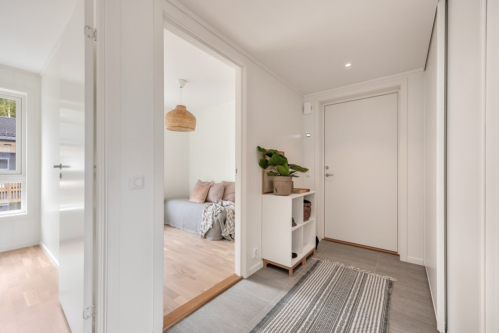 Fra entreen er det tilgang til soverom, bad og stue. Galleribilde