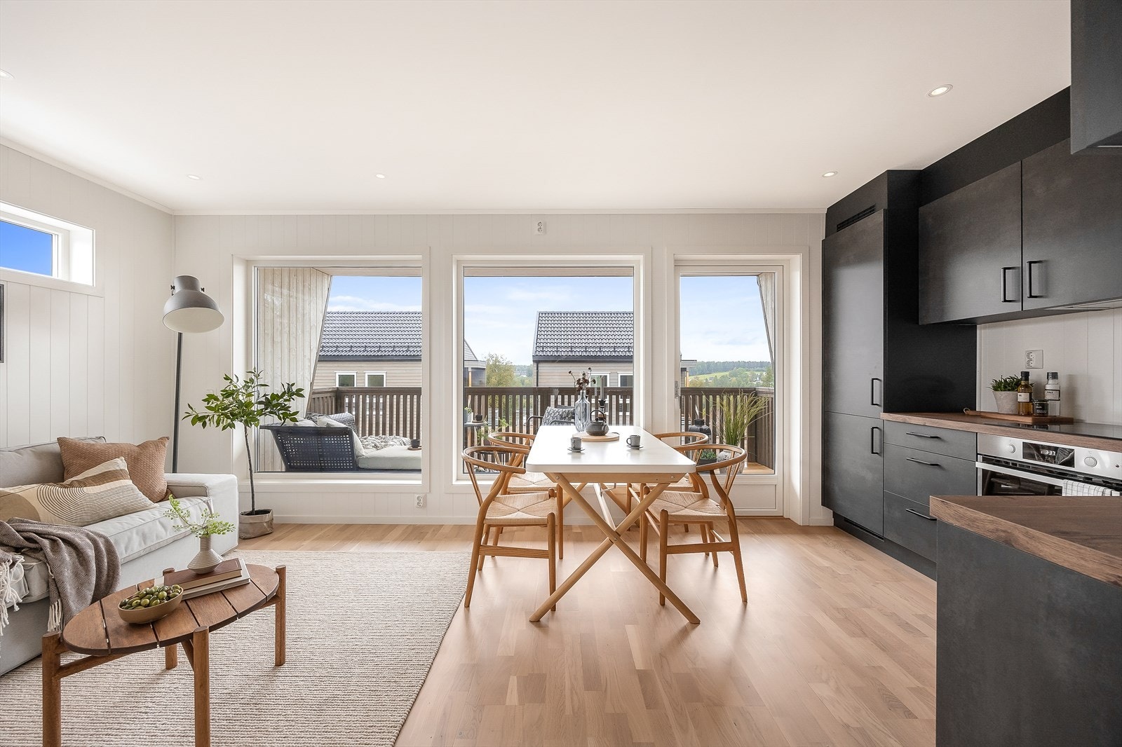 Store vindusflater og gjennomgående lyse overflater gir en god romfølelse. Galleribilde