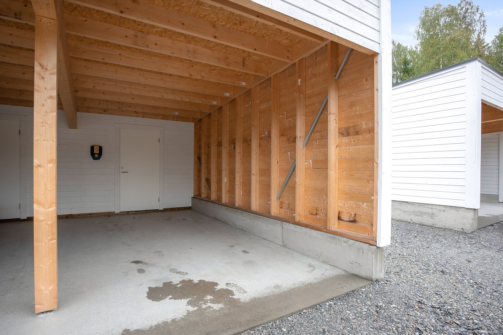 Carporten gir skjermet parkering for bilen. Galleribilde
