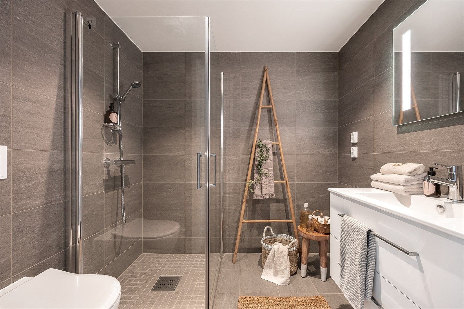 Flislagt bad i delikate farger med komfort gulvvarme. Galleribilde