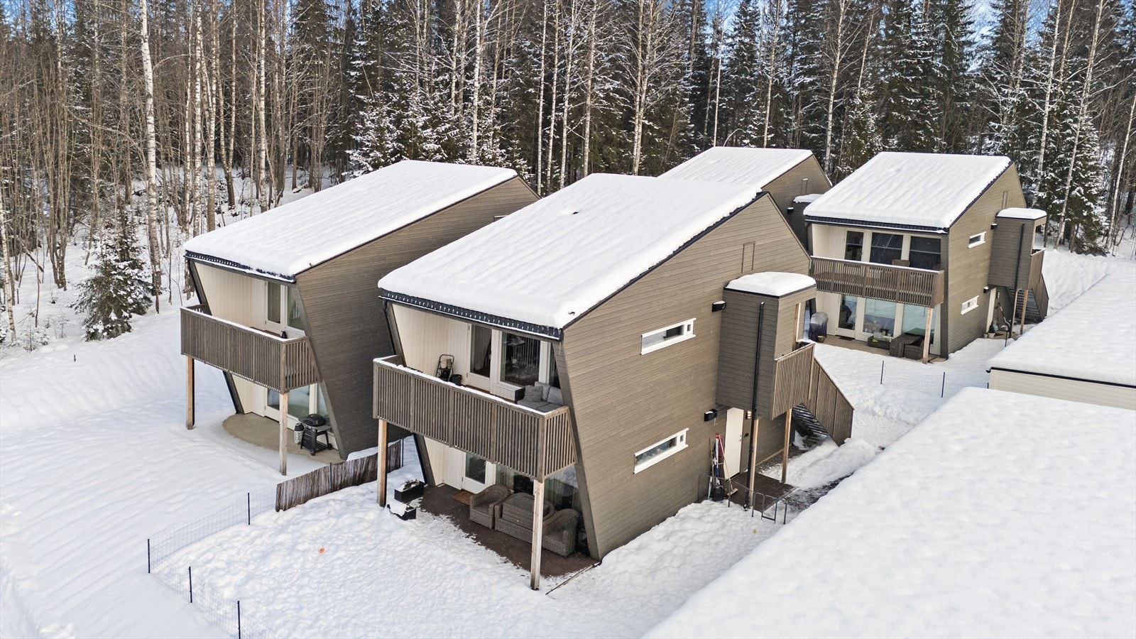 Innerst i carporten er det en privat, låsbar sportsbod på 3 m². Galleribilde