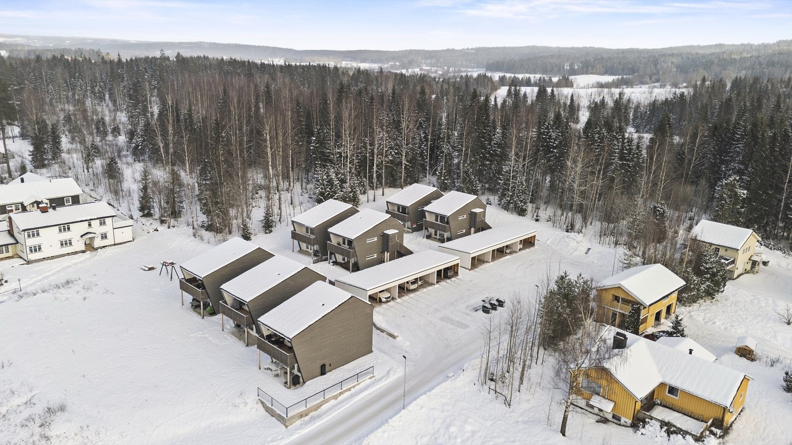 Eiendommen har en fin beliggenhet med skogen som nærmeste nabo. Galleribilde