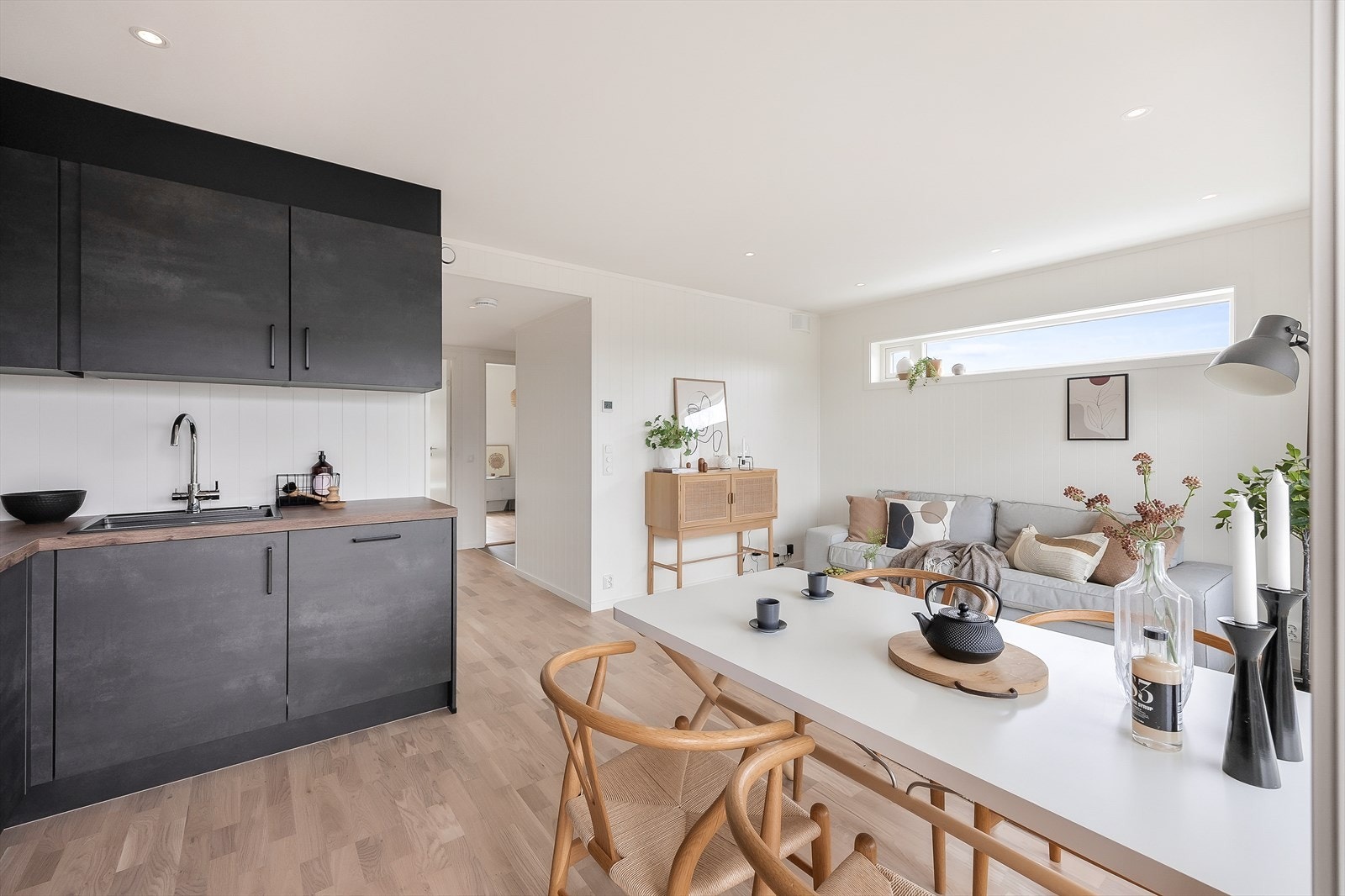 Den åpne løsningen gir en fin flyt gjennom leilighetens sosiale sone. Galleribilde