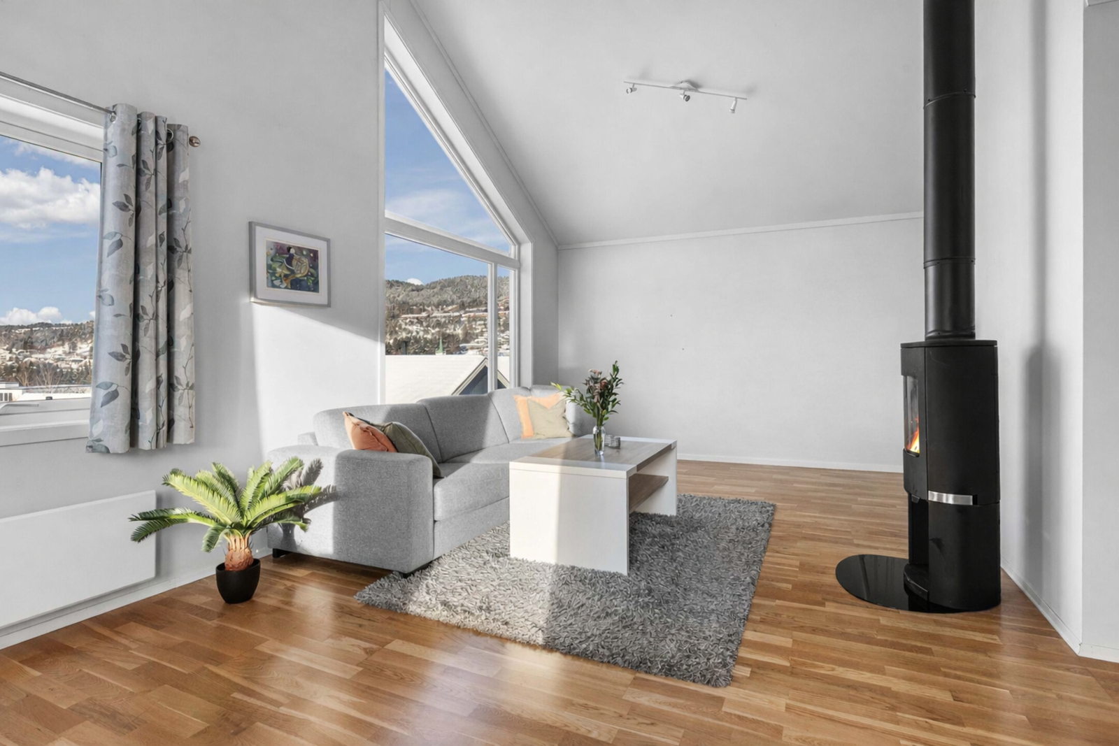 Boligen har en gjennomtenkt planløsning over to etasjer. I andre etasje finner man boligens sosiale sone med stue og kjøkken i åpen løsning, samt bod/vaskerom. Galleribilde