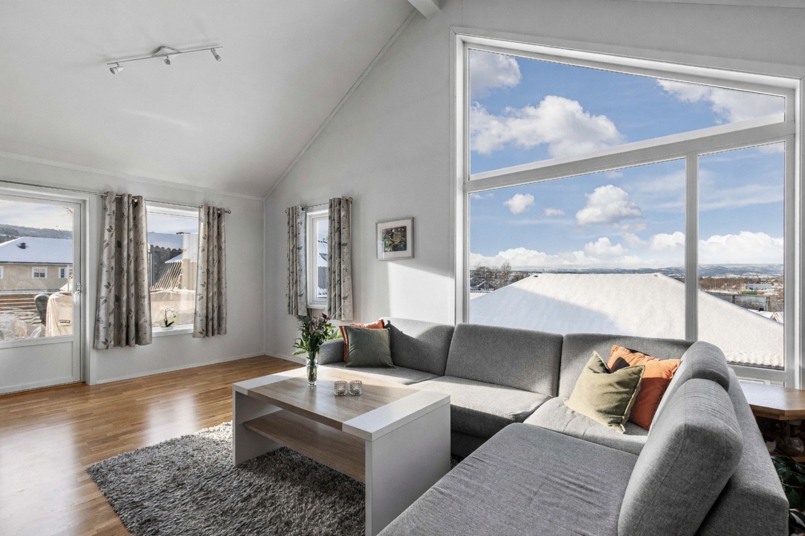 Stuen fremstår som lys og romslig med god takhøyde og store vindusflater som slipper inn rikelig med naturlig lys og gir fin utsikt. Galleribilde