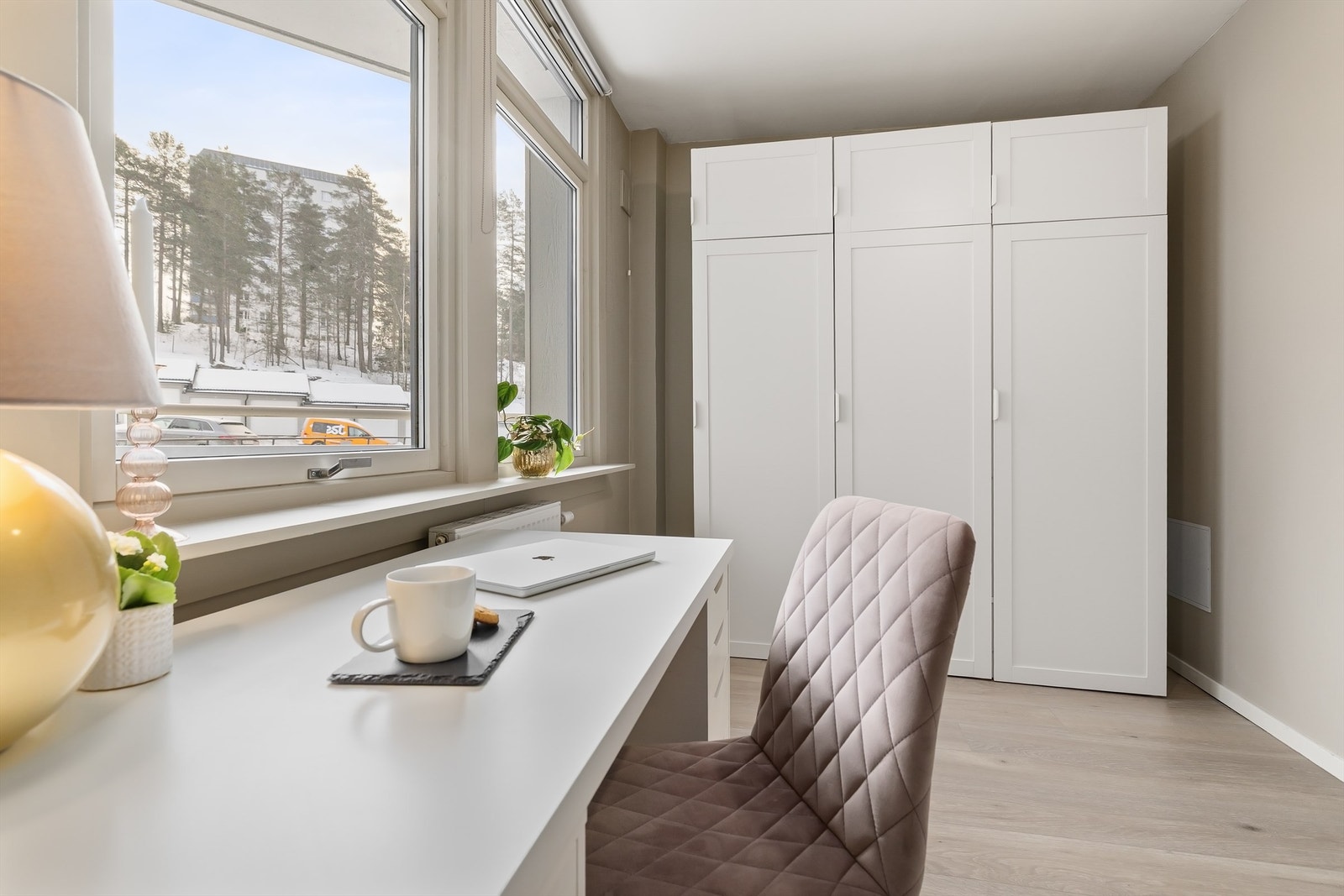 De store vinduene gir gode lysforhold i hele rommet, med lite innsyn da vindu vender ut mot balkong Galleribilde