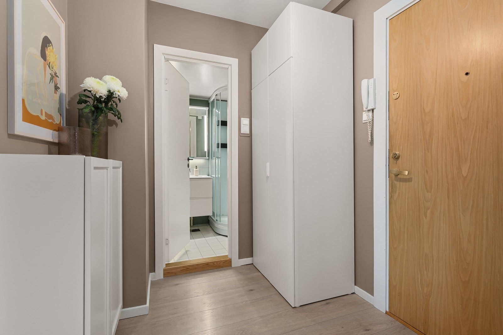 Praktisk og innbydende entré med callinganlegg Galleribilde