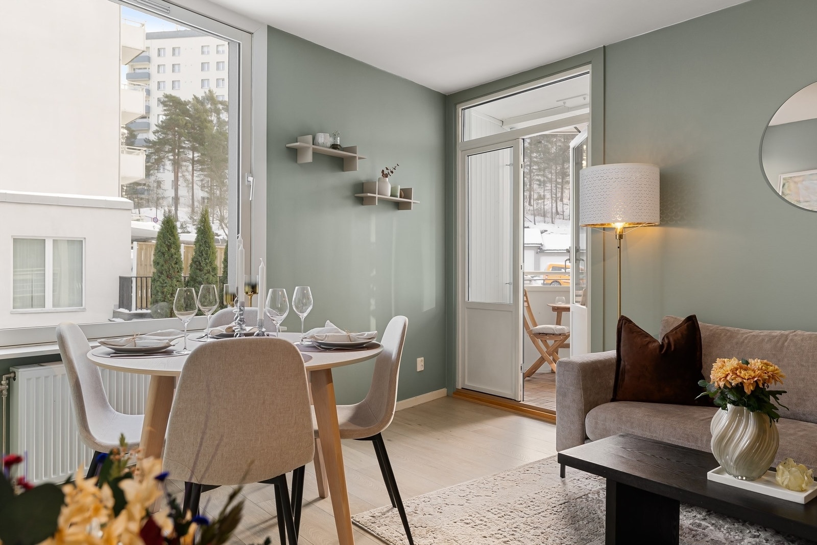 Store vindusflater slipper både lys og naturen inn, samt doble balkongdører som tar deg ut til en herlig balkong! Galleribilde