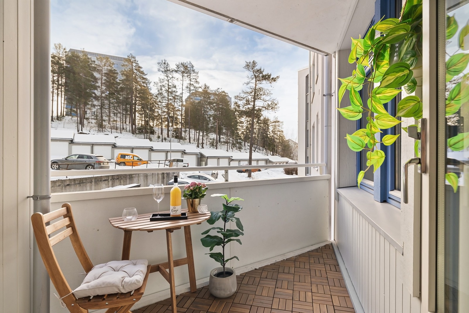 Lys og innholdsrik 3-roms selveierleilighet med en flott plassering i stille og rolige omgivelser på toppen av Tonsenhagen! Galleribilde