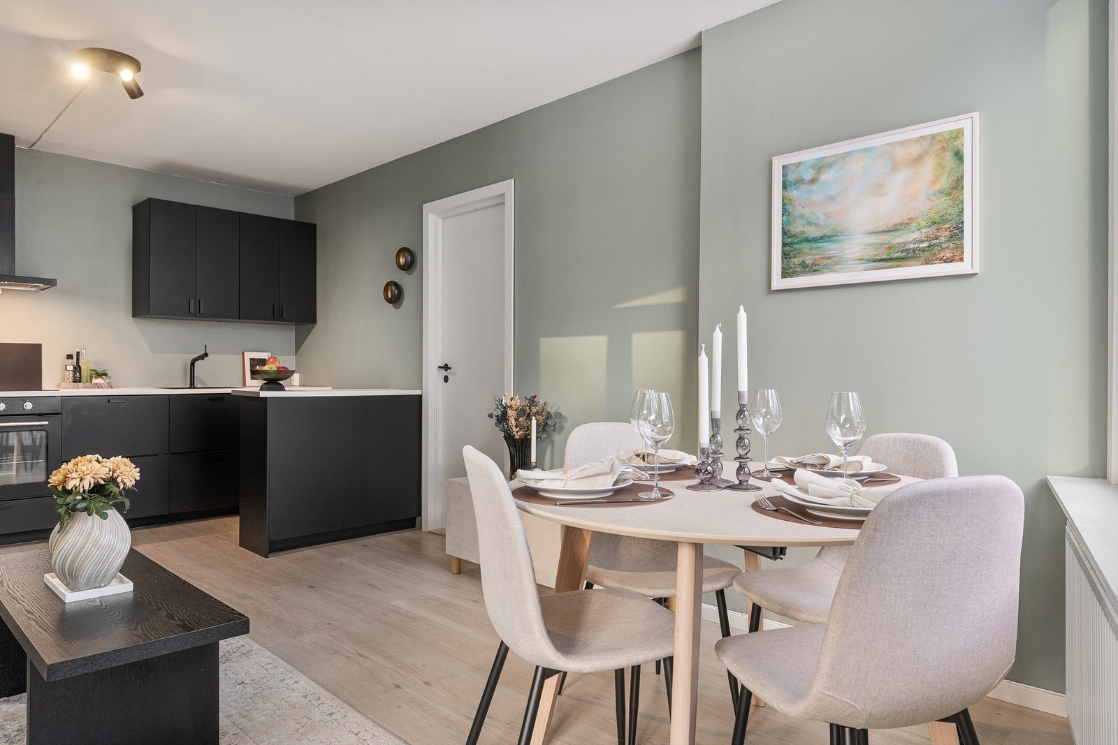 Et lyst og sosialt oppholdsrom perfekt for både rolige kvelder og hyggelige sammenkomster Galleribilde