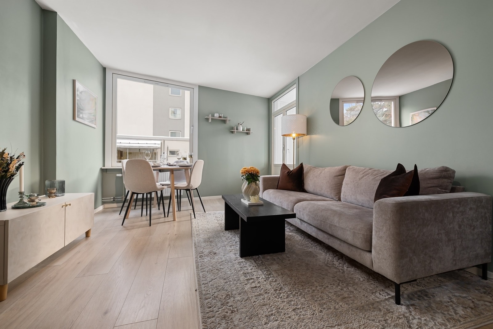 Lys og romslig stue hvor du enkelt innrede med både sofagruppe, og et koselig spisebord Galleribilde