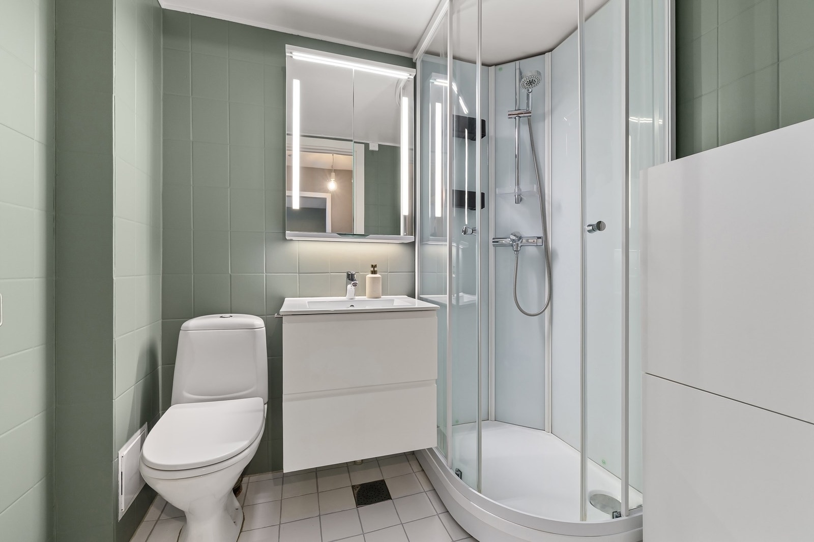 Baderom fra byggeår med flislagte gulv- og veggflater Galleribilde