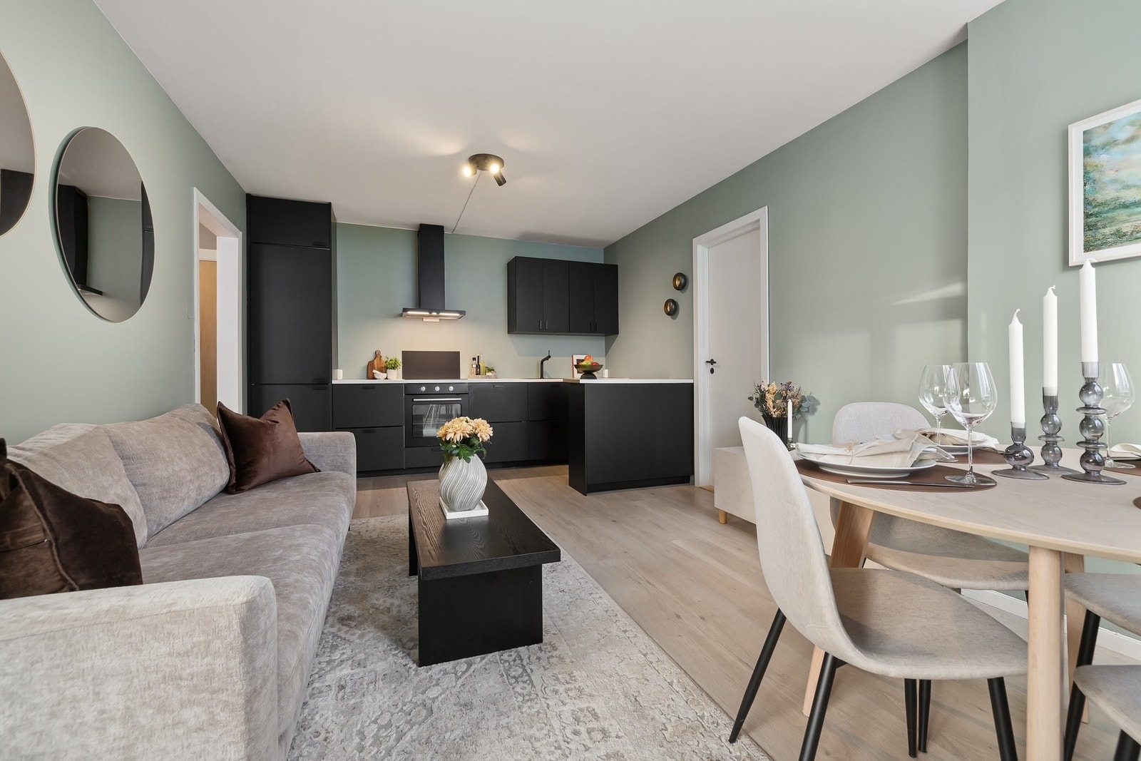 Gjennomført kjøkken i en åpen og sosial løsning mot stue Galleribilde