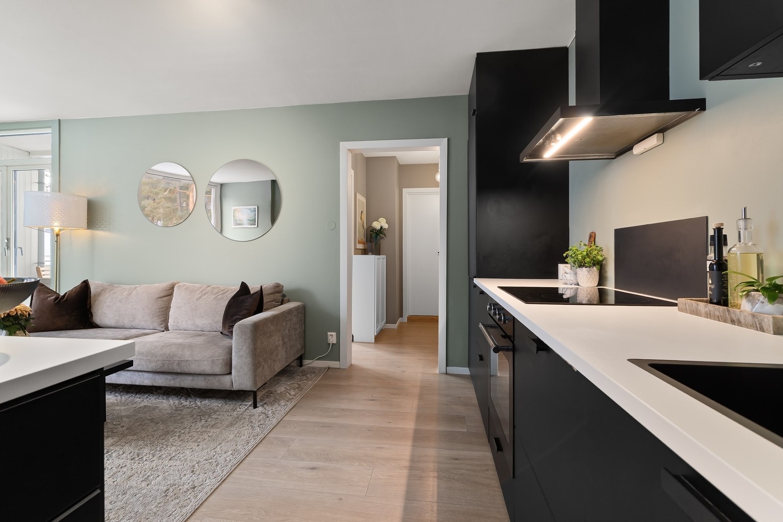 Det er montert både lekkasjestopper under oppvaskkum og komfyrvakt tilkoblet platetopp Galleribilde