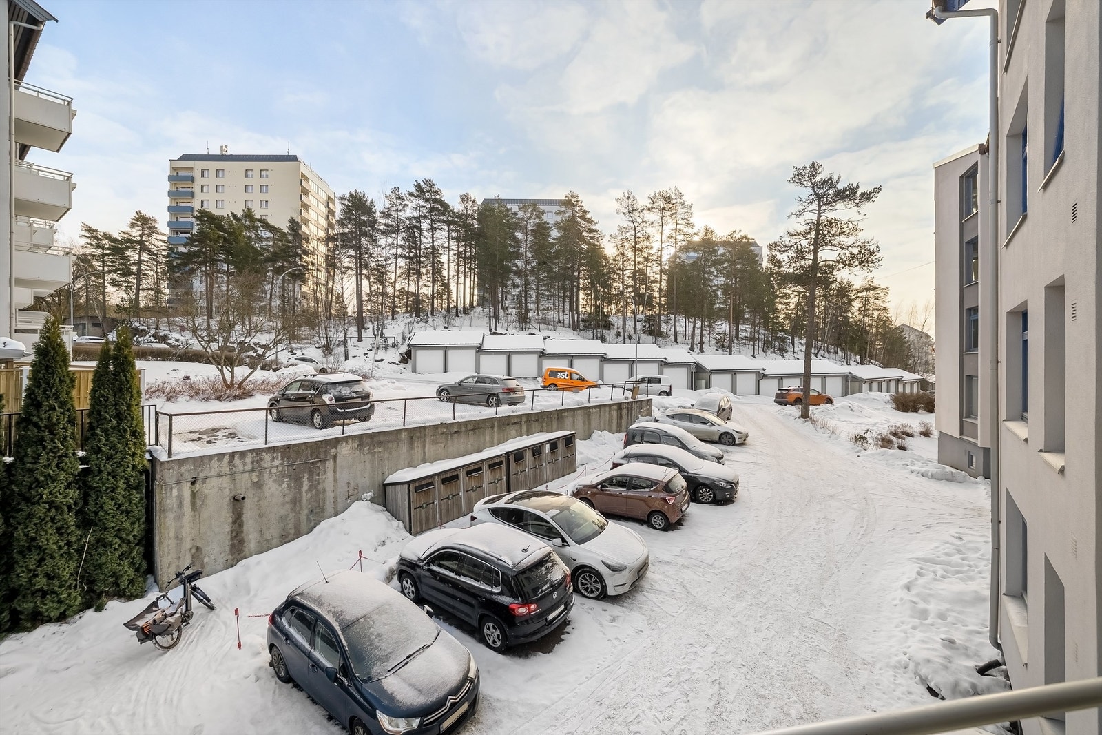 Sameiet har 8 parkeringsplasser på eiendommen som kan brukes fritt av beboere etter "førstemann til mølla"-prinsippet Galleribilde